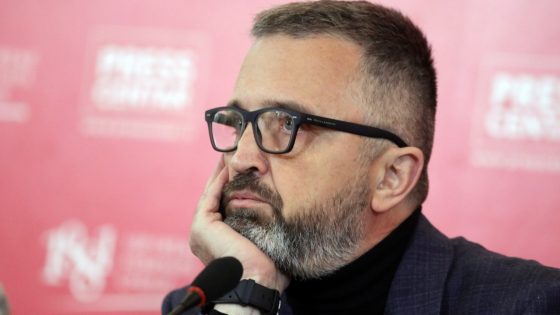 Pucnjavu i požar u nehigijenskom šatorskom naselju ispred Skupštine Srbije, poznatom kao Ćacilend, glavni i odgovorni urednik tabloida „Informer“ Dragan J, Vučićević okarakterisao je kao „klasičan teroristički napad“.