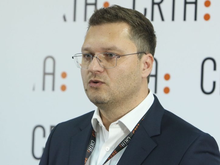 „Neko je stvorio atmosferu u Mionici kao da ste u nekom ratnom polju, jer defiluju muškarci sa kapuljačama, navučenih šalova preko lica“, kaže programski direktor Crte Raša Nedeljkov.