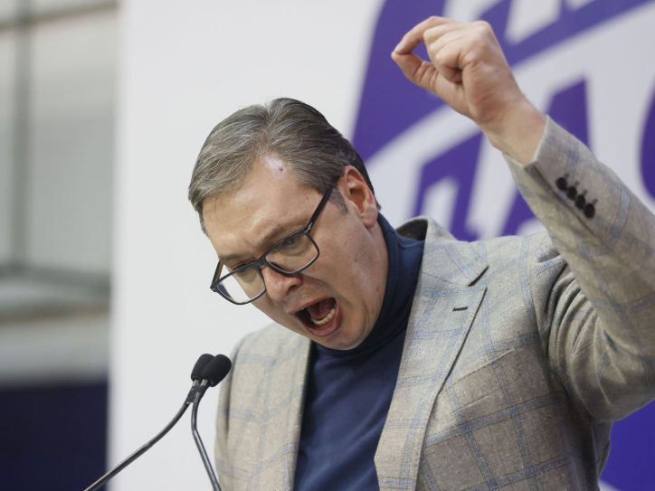 Čovek s naočarima u afektu zamahuje rukom