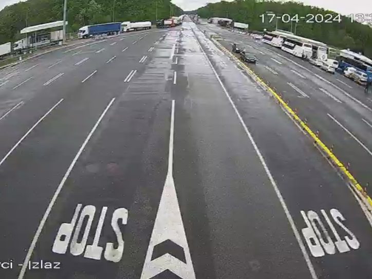 Zaustavljena vozila na graničnom prelazu Batrovci.