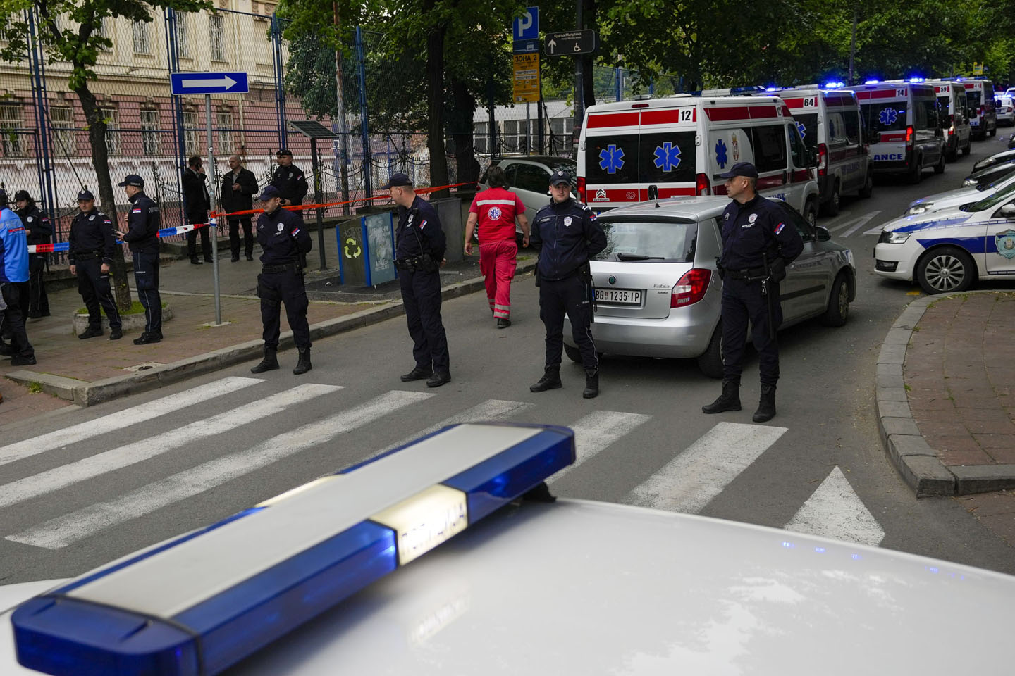 Zatvorena ulica gde je OOŠ "Vladislav Ribnikar" (Foto: AP/Darko Vojinović)