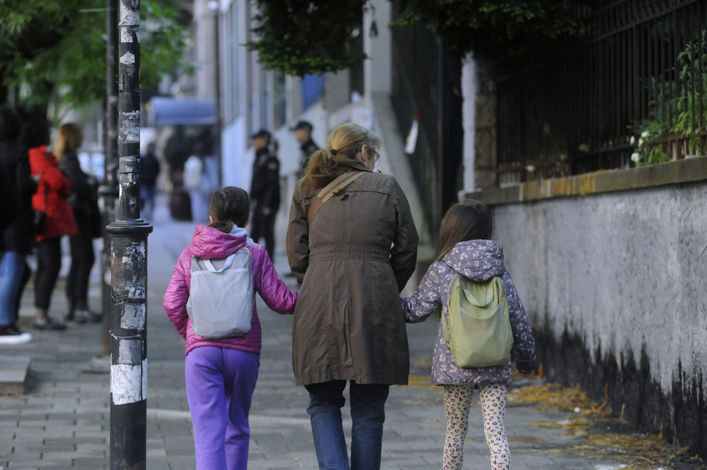 Roditelji sa decom ispred "Ribnikara" 3. maja (Foto: FoNet/Ana Paunković)