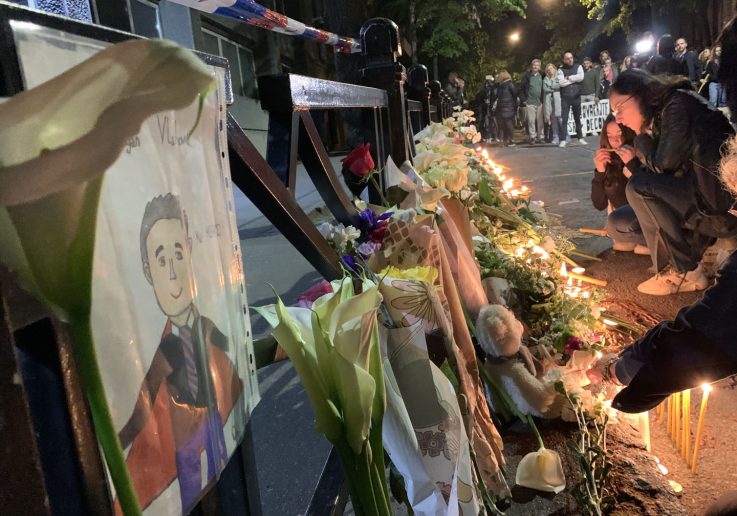 Građani pale sveće za žrtve iz 