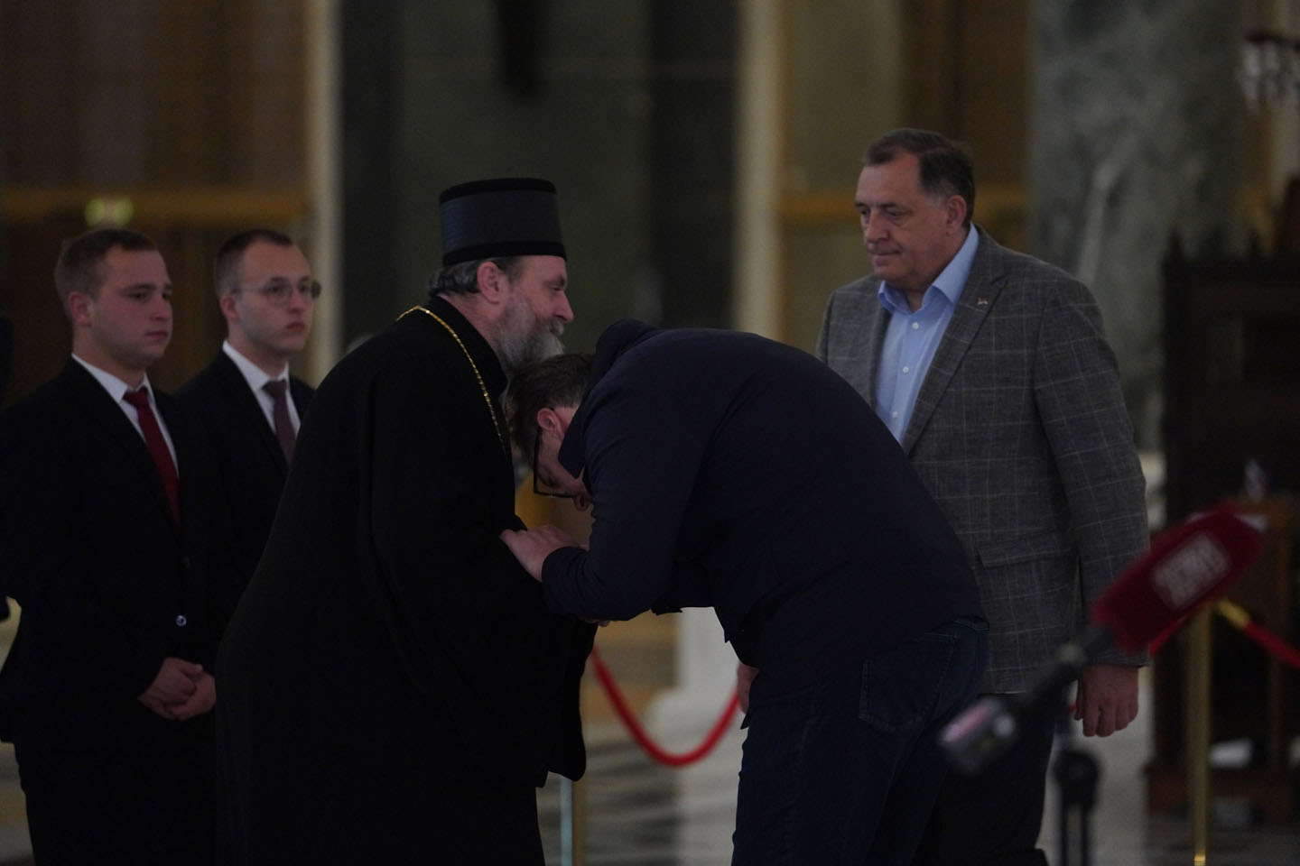 Blagosiljanje Vučića: Kako je patrijarh predsednika ispratio u Njujork