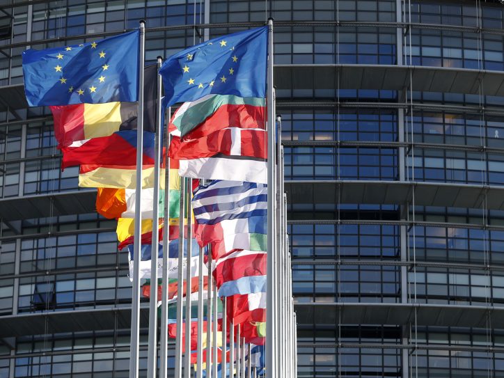 zastave eu ispred evropskog parlamenta