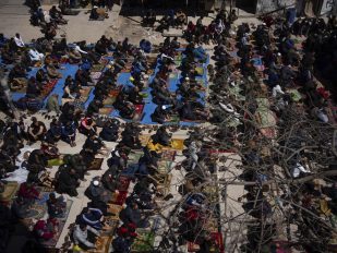 Palestinci se mole u blizini uništene džamije u Rafi