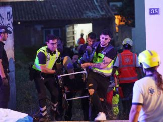 Hitna pomoć odvodi povređene: Srušila se zgrada u Španiji