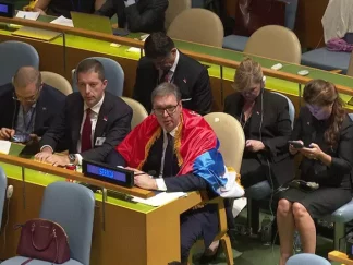 Vučić u Ujedinjenim nacijama ogrnut zastavom Srbije