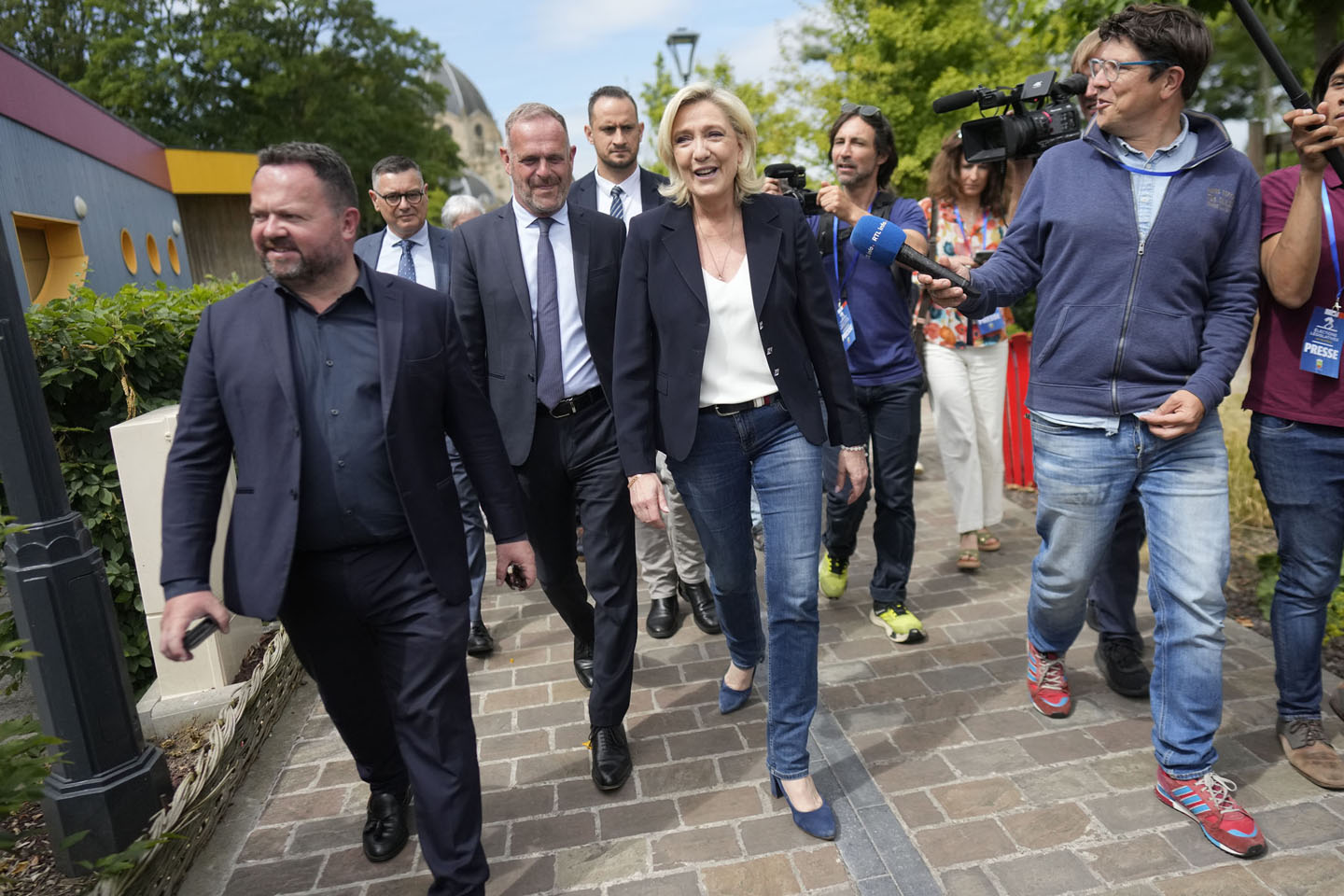 Liderka partije Nacionalno okupljanje Marin le Pen po izlasku sa svog biračkog mesta