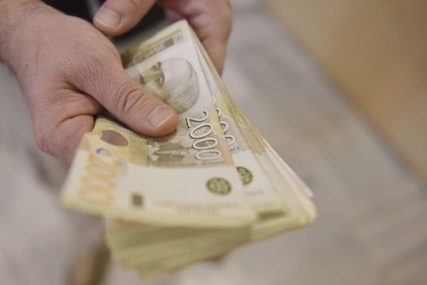 Novčanice od 2.000 dinara u dlanovima