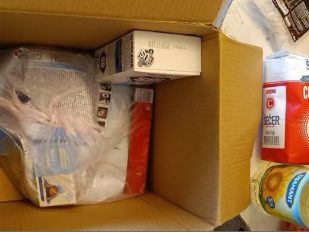 Paket solidarne pomoći: Na vrhu hrana, a ispod prašak za veš