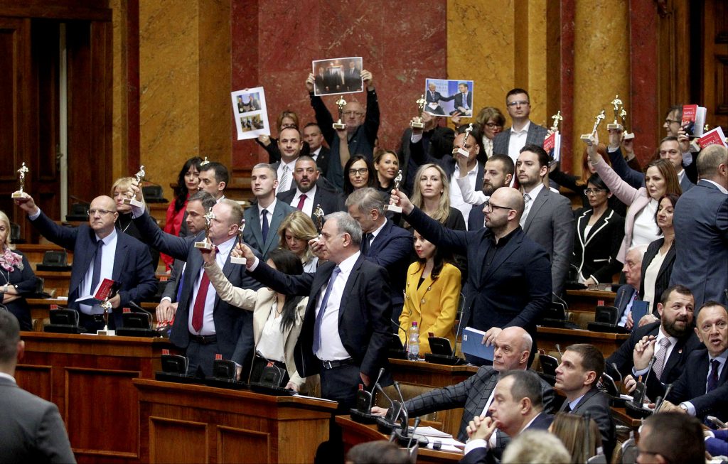 PRESTROJAVANJE POD “UŽARENOM KUPOLOM”: Demokratska opozicija u Narodnoj skupštini