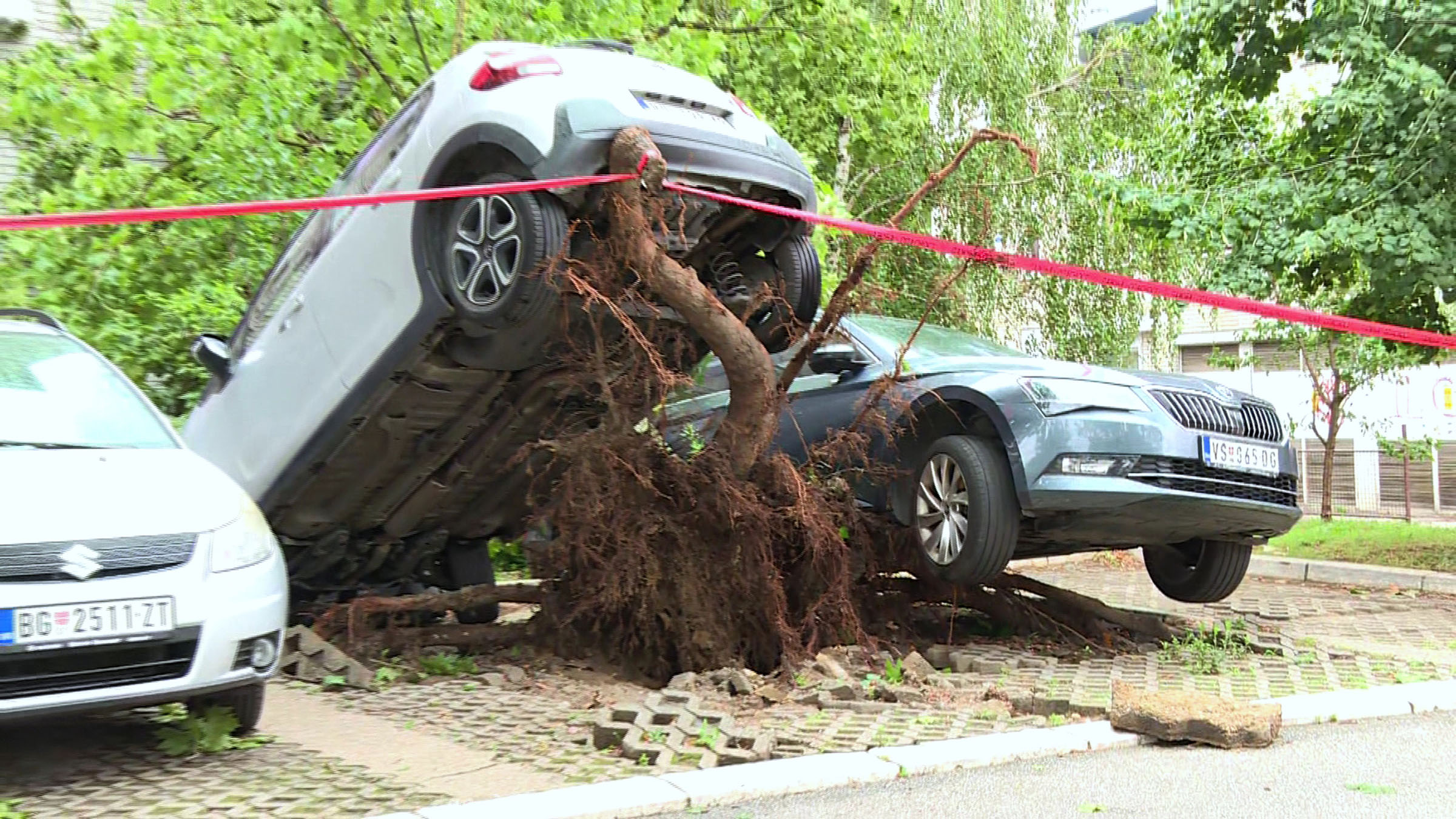 PREŽIVETI BEOGRAD: Padaju fasade novogradnji, korenje oborenog drveća diže automobile