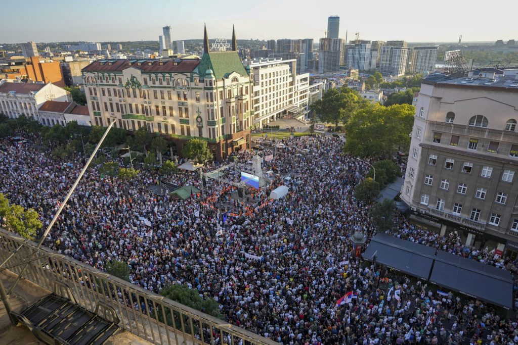 Fotografije iz drona: Ogroman broj ljudi na Terazijama