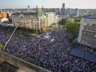 Fotografije iz drona: Ogroman broj ljudi na Terazijama