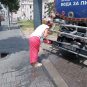 Građanka pije vodu iz cisterne tokom letnje žege