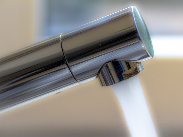 I pored navoda lokalnih vlasti da je voda u njihovom gradu posle dve decenije konačno ispravna, Zrenjanci tome tek delimično veruju.