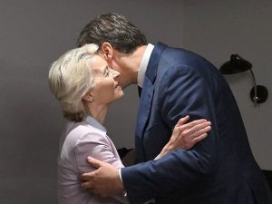 I pored poziva predsednice Evropske komisije Ursula fon der Lajen predsedniku Srbije Aleksandru Vučiću da u novembru dođe u Brisel i položi račune o napretku Srbije na evropskom putu, do te posete nije došlo.