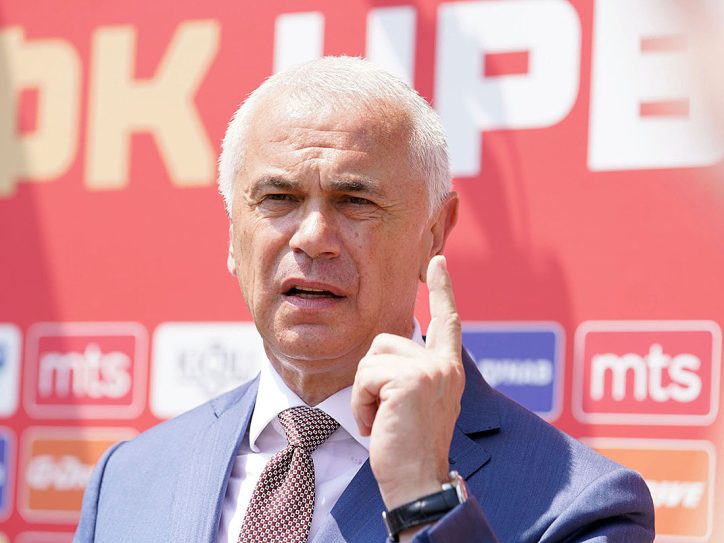 ZVEZDAN TERZIĆ pokazuje prstom ispred grba Crvene zvezde