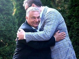 Vikor Orna u zagrljaju Aleksandra Vučića