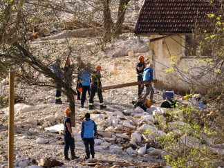 Spasioci tragaju za nestalima u Donjoj Jablanici