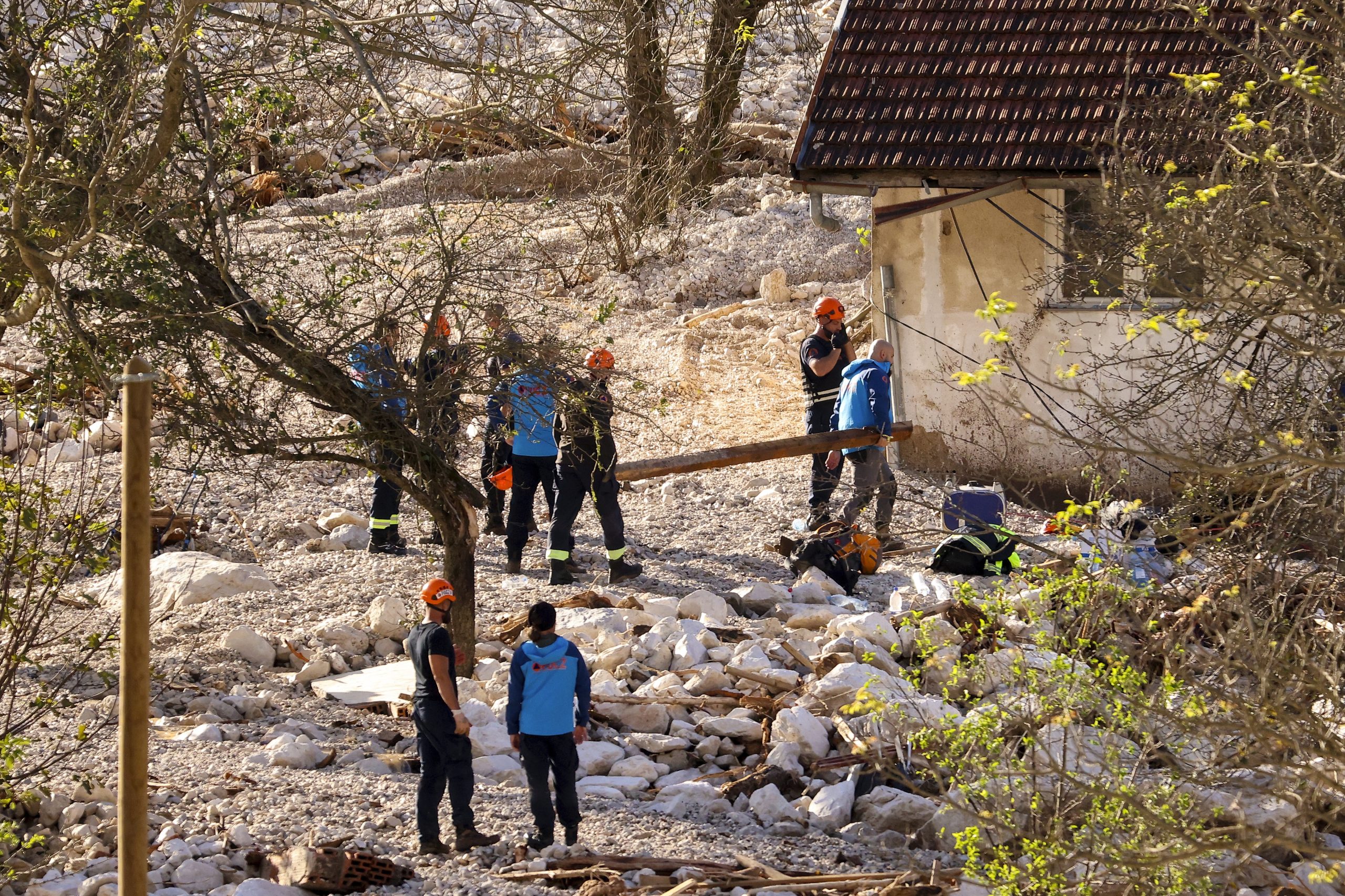 Spasioci tragaju za nestalima u Donjoj Jablanici