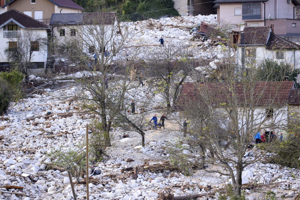 Spasioci tragaju za nestalima u Donjoj Jablanici