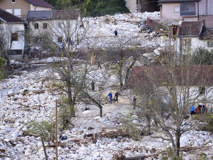 Spasioci tragaju za nestalima u Donjoj Jablanici