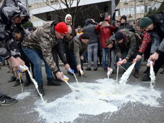 Ministar poljoprivrede Dragan Glamočić pozvao je građane da iskažu mlekarski patriotizam - kupujući više srpskog mleka i mlečnih proizvoda.