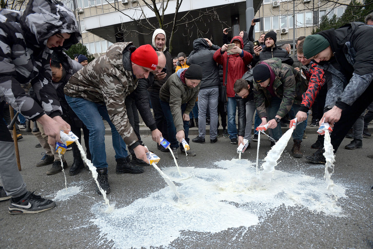 Ministar poljoprivrede Dragan Glamočić pozvao je građane da iskažu mlekarski patriotizam - kupujući više srpskog mleka i mlečnih proizvoda.