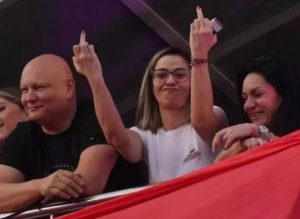 Nina Kovačević je široj javnosti postala poznata kada je tokom protesta nakon majskih masakara prošle godine sa balkona zgrade Pinka građanima pokazivala srednji prst.