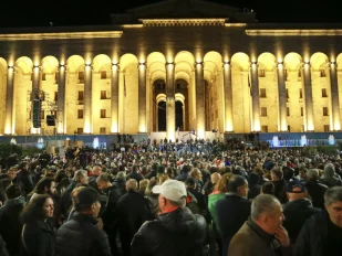 Hiljade demonstranata okupilo se u ponedeljak ispred zgrade parlamenta u Tbilisiju