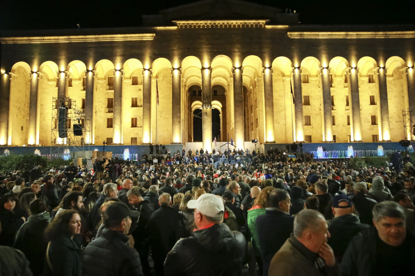 Hiljade demonstranata okupilo se u ponedeljak ispred zgrade parlamenta u Tbilisiju