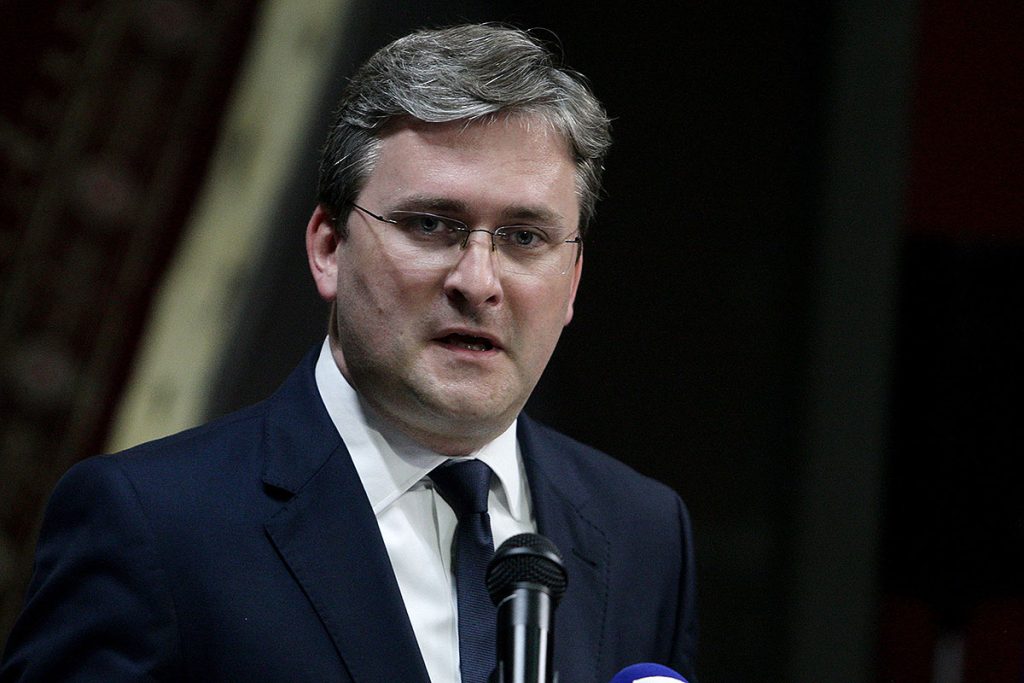 Ministar kulture Nikola Selaković nekoliko puta je tražio da bude sačinjen dokument kojim se predlaže ukidanje svojstva kulturnog dobra za Generalštab u centru Beograda.