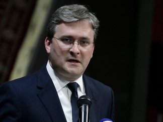 Ministar kulture Nikola Selaković nekoliko puta je tražio da bude sačinjen dokument kojim se predlaže ukidanje svojstva kulturnog dobra za Generalštab u centru Beograda.