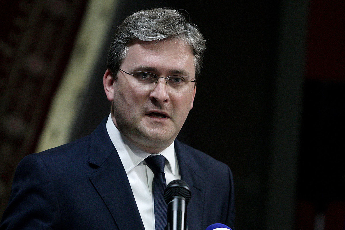 Ministar kulture Nikola Selaković nekoliko puta je tražio da bude sačinjen dokument kojim se predlaže ukidanje svojstva kulturnog dobra za Generalštab u centru Beograda.