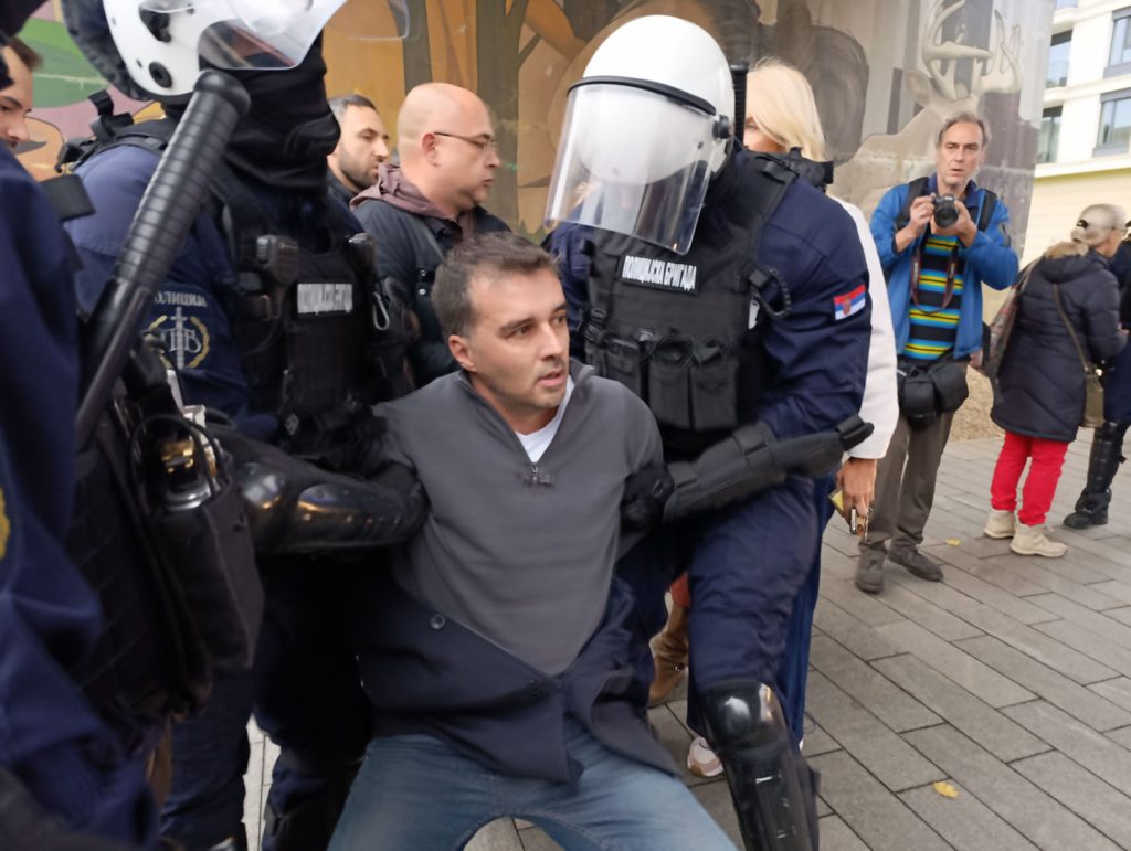 Hapšenje predsednika pokreta Kreni-promeni Save Manojlovića