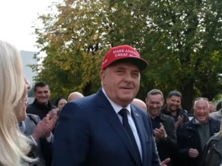 Milorad Dodik sa MAGA kačketom