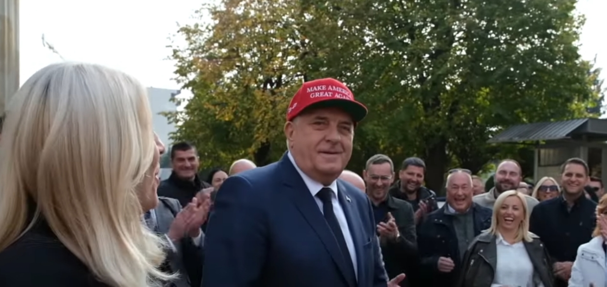 Milorad Dodik sa MAGA kačketom