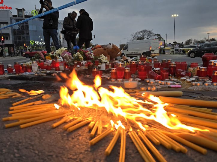 Građani odaju počast stradalima na Železničkoj stanici u Novom Sadu