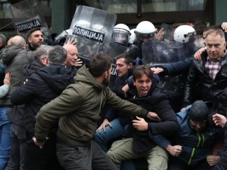 Guranje demonstranata i policije u Novom Sadu