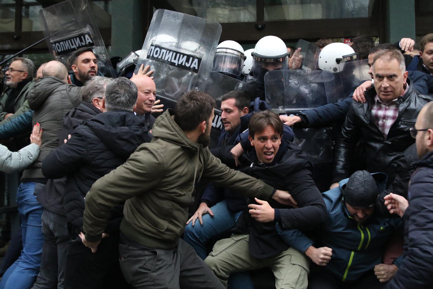 Guranje demonstranata i policije u Novom Sadu