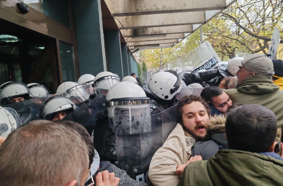 Guranje predstavnika opozicije i policije