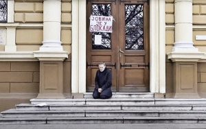 Roditelji učenika „Jovine“ gimnazije pitaju ministra prosvete Dejana Vuka Stankovića zašto ignoriše probleme i krizu u kojoj se ta škola nalazi više od godinu dana.