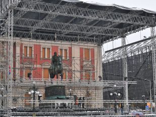 Novogodišnja bina kojom je okružen Knez Mihailo na Trgu Republike