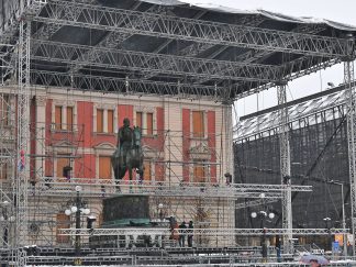 Novogodišnja bina kojom je okružen Knez Mihailo na Trgu Republike