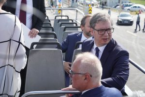 Daleko od sjaja auto-puteva: Rupe na putevima i trule bandere