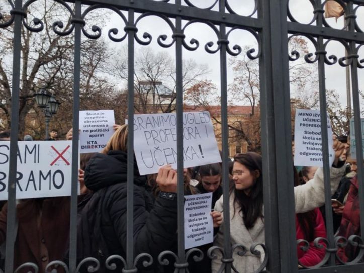 Gimnazijalci odaju počast žrtvama tragedije na Železničkoj stanici u Novom Sadu