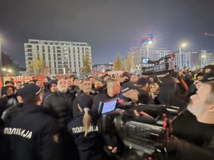 Protest ispred Kule Beograd