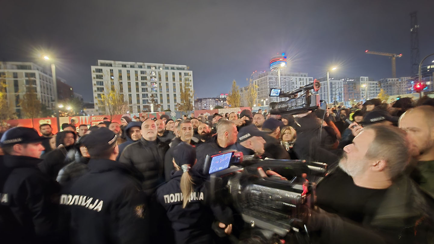 Protest ispred Kule Beograd